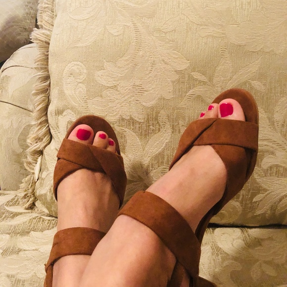 New Dressbarn Sandals, size 6.5 wide - Picture 1 of 6